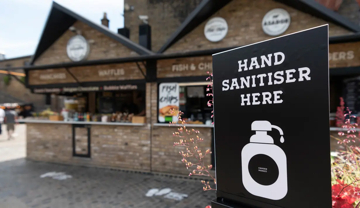 Foto pada 2 Juni 2020 menunjukkan informasi tempat cairan pembersih tangan bagi pengunjung di Pasar Camden di London. Perdana Menteri Inggris Boris Johnson pada 28 Mei mengumumkan beberapa langkah pelonggaran kebijakan lockdown yang "terbatas" dan "hati-hati" di negaranya. (Xinhua/Ray Tang)