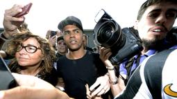 Gelandang Bayern Munchen, Douglas Costa, dikerubuti wartawan saat akan menjalani tes medis bersama Juventus di Juventus Medical Center, Turin, Rabu (12/7/2017). (AFP/Massimo Pinca)