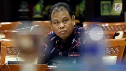 Calon hakim MK, Arief Hidayat mendengarkan pertanyaan pada uji kelayakan dan kepatutan Hakim MK di ruang rapat Komisi III, Senayan, Jakarta, Rabu (6/12). Arief akan mengakhiri masa kerja selaku hakim konstitusi pada April 2018. (Liputan6.com/Johan Tallo)