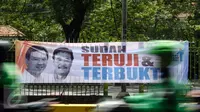 Spanduk duet Basuki 'Ahok' Tjahaja Purnama-Djarot Saiful Hidayat terpampang di Jalan Sultan Agung, Jakarta, Jumat (29/7). (Liputan6.com/Faizal Fanani)