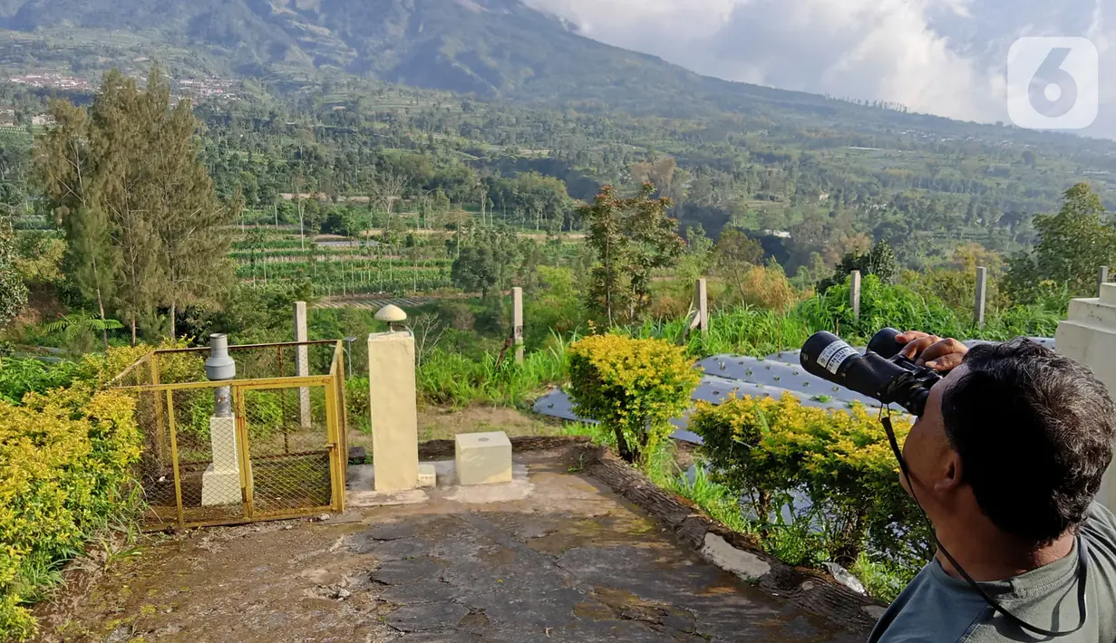 Petugas mengamati aktivitas Gunung Merapi di Pos Pengamatan Gunung Api Jrakah, Kecamatan Selo, Boyolali, Jawa Tengah, Minggu (8/11/2020). BPPTKG melaporkan adanya potensi erupsi akibat aktivitas vulkanik Gunung Merapi, seperti guguran lava, lontaran material hingga awan panas. (Liputan6.com/Gholib)