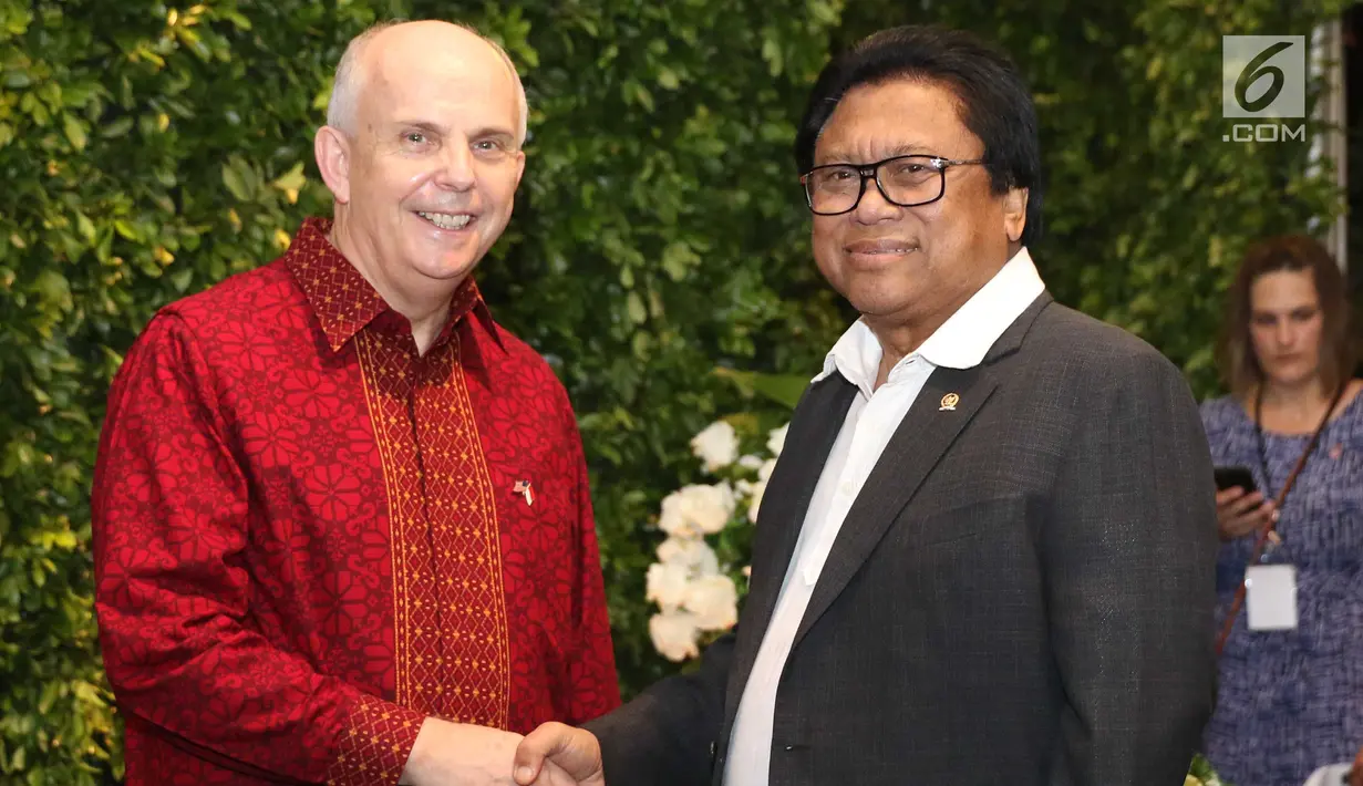 Dubes Amerika Serikat untuk Indonesia Joseph R. Donovan Jr berjabat tangan dengan Wakil Ketua MPR Oesman Sapta Odang pada Perayaan HUT ke-241 Amerika Serikat di kediaman Dubes AS, Jakarta, Kamis (27/7). (Liputan6.com/Angga Yuniar)