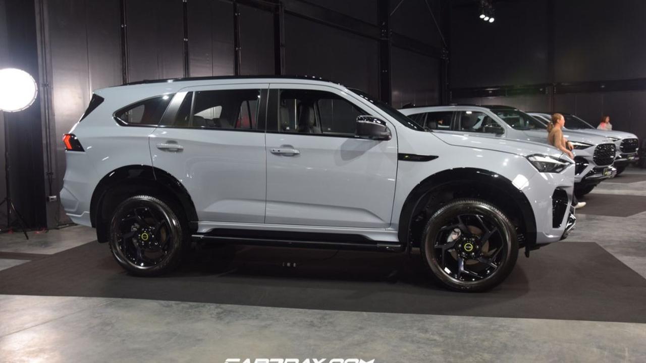 Meski memiliki siluet yang serupa dengan MU-X sebelum facelift, mobil ini terlihat sporty dan tangguh berkat adanya over fender hitam glossy di bagian kanan dan kiri