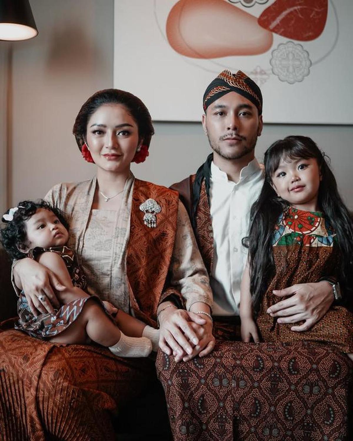 5 Model Baju Adat Jawa di Pemotretan Keluarga Siti Badriah, Elegan dan Serasi