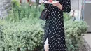 Dalam sebuah kesempatan, Chelsea Olivia tampil menawan dengan mengenakan busana hitam motif polkadot. "Setelah liburan panjang, aku jadi suka lupa sama pola makan yg teratur," tulisnya sebagai keterangan foto. (Foto: instagram.com/chelseaoliviaa)