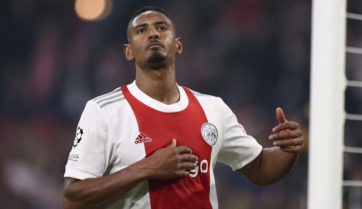 Sebastien Haller menjelma menjadi penyerang menakutkan bersama Ajax Amsterdam, baik di Liga Belanda maupun Liga Champions. Ia diprediksi akan menjadi ancaman serius di Piala Afrika 2021 bersama Pantai Gading. (AFP/Kenzo Tribouillard)