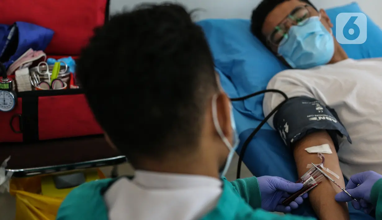 Warga dan jemaat mendonorkan darahnya dengan menerapkan protokol kesehatan di GPIB Effatha, Jakarta, Sabtu (14/8/2020). Palang Merah Indonesia (PMI) mengimbau masyarakat kembali menjadi pendonor darah, karena stok darah menurun selama pandemi Covid-19. (Liputan6.com/Johan Tallo)
