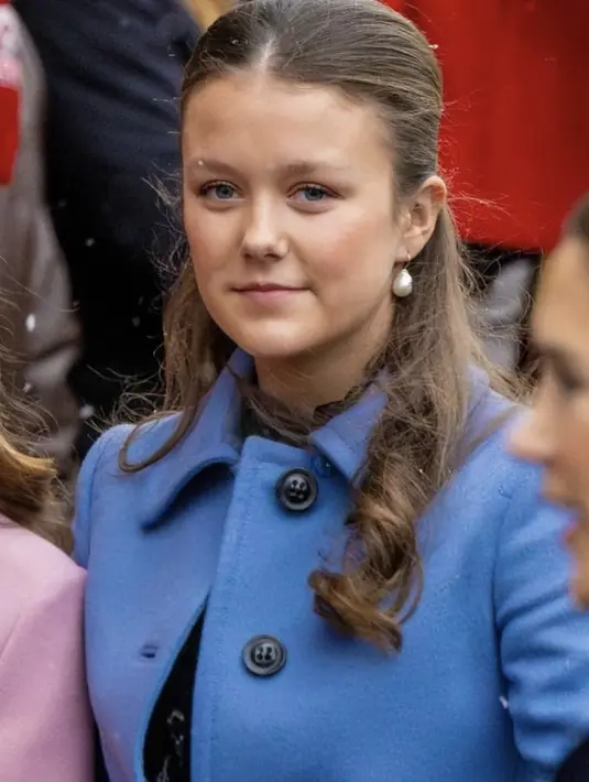 Princess Isabella tampak menambah elegansi gayanya dengan anting mutiara yang begitu menjanjikan. [Foto: Instagram/ royal.children_]