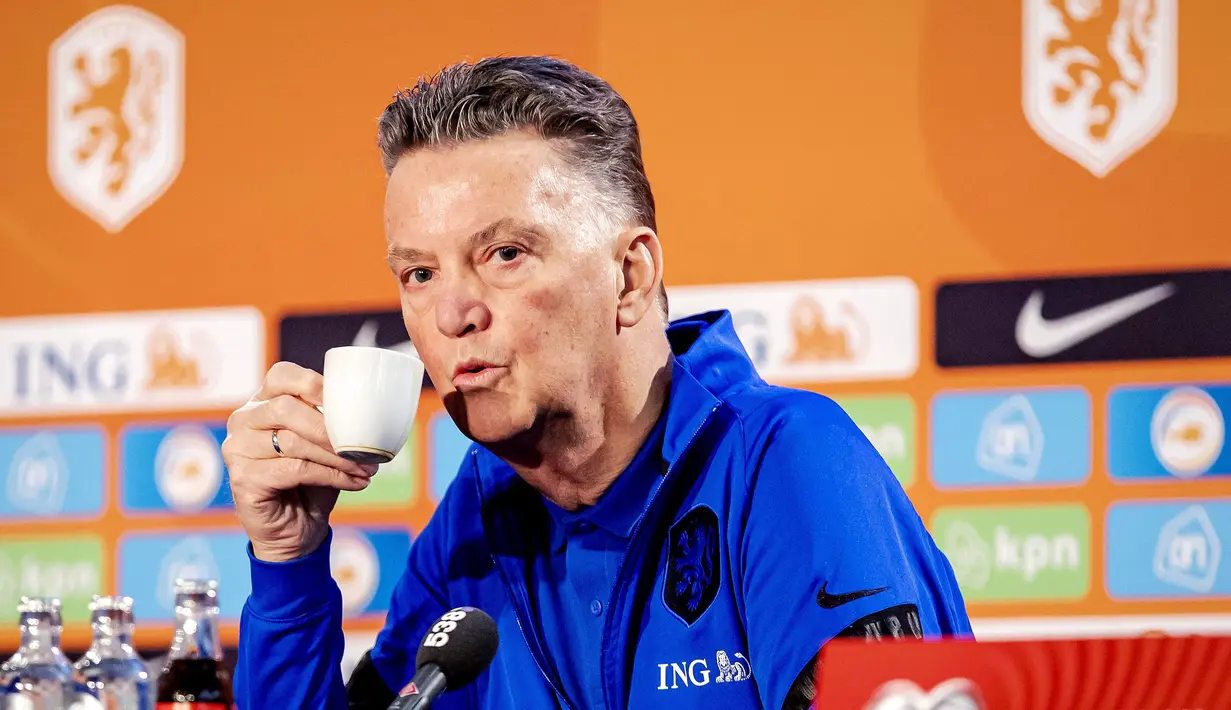 <p>Louis van Gaal menjadi pelatih kelima dengan gaji tertinggi di Piala Dunia 2022. Pria 71 tahun itu mendapatkan 2,5 juta pound. Ia ditunjuk untuk menukangi Timnas Belanda pada 2021 lalu, menggantikan Frank de Boer yang gagal memberikan penampilan terbaiknya di Euro 2020. Piala Dunia 2022 Qatar akan menjadi edisi terkahir Van Gaal menjadi pelatih di Skuad Oranje.&nbsp;(AFP/ANP/Robin van Lonkhuijsen)</p>