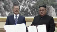 Presiden Moon Jae-in dan Pemimpin Kim Jong-un menandatangani kesepakatan baru dalam pertemuan di Pyongyang (AP)