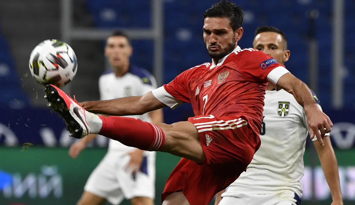 Gelandang Rusia, Magomed Ozdoev, melepaskan tendangan saat menghadapi Serbia pada laga Nations League di VTB Arena, Jumat (4/9/2020) dini hari WIB. Rusia menang 3-1 atas Serbia. (AFP/Alexander Nemenov)