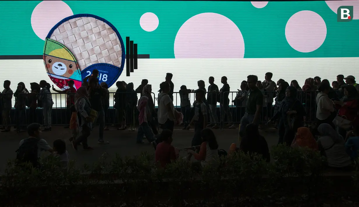 Antrean pengunjung toko merchandise resmi Asian Games 2018 pada hari Sabtu (1/9/2018) di kawasan Gelora Bung Karno, Senayan Jakarta. (Bola.com/Peksi Cahyo)