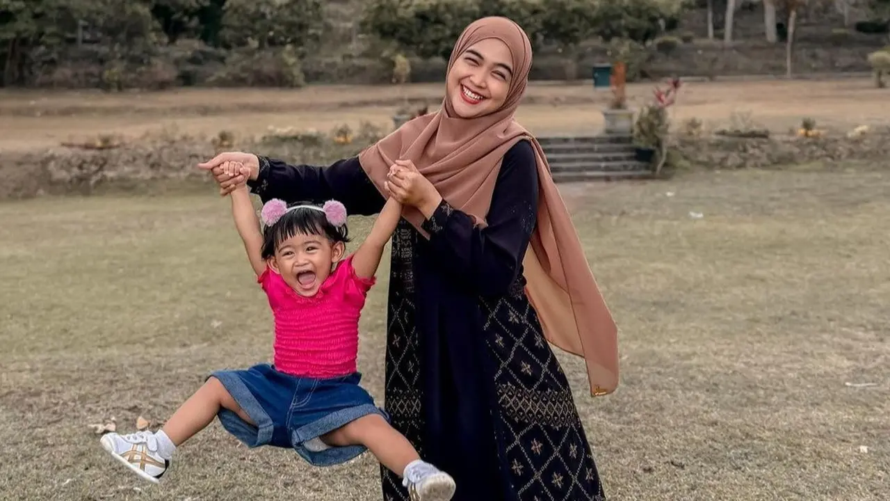 Teuku Ryan belakangan ini tidak ikut berlibur bersama Ria Ricis dan Moanna