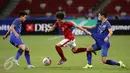 Gelandang timnas Indonesia U-23, Paulo Sitanggang (tengah) berusaha lolos dari kawalan dua pemain Thailand di semifinal sepak bola SEA Games ke-28 di National Stadium Singapore, Sabtu (13/6/2015). Indonesia kalah 0-5. (Liputan6.com/Helmi Fithriansyah)