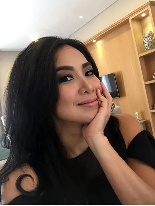 Berjalan keluar dari studio hingga sampai masuk mobil, ia hanya menebar senyumnya. Meski banyak dari wartawan terus mendesak dengan berbagai pertanyaan. (Instagram/ fenirose)