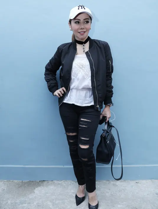 Beberapa waktu lalu, Femmy Permatasari mengunggah foto di ruangan sebuah rumah sakit, di Tangerang. Foto usai menjalani operasi tumor yang bersarang dalam payudaranya. (Galih W. Satria/Bintang.com)