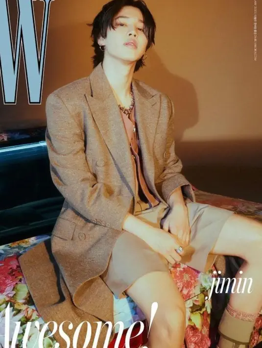 Sebelum jadi ambassador, Jimin kerap tampil dalam balutan Dior. Seperti saat pemotretan majalah ini.