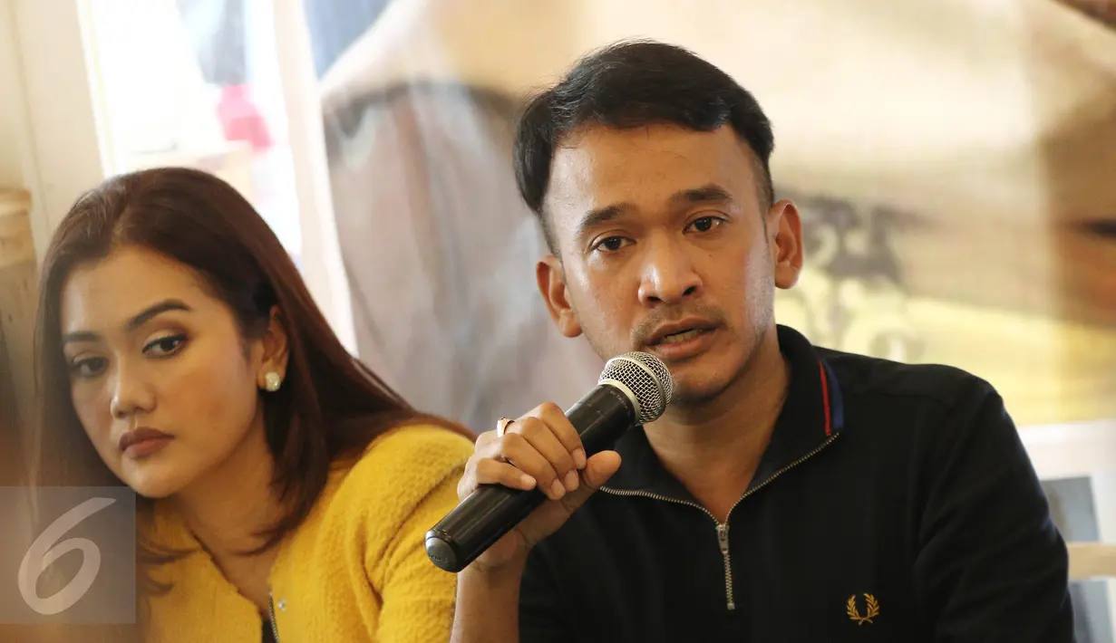 Pemain film, Ruben Onsu memberikan keterangan saat jumpa pers Sahabat Peduli Jupe di kawasan Tebet, Jakarta, Kamis (13/04). Kegiatan penggalang dana itu bertujuan untuk membantu sahabat mereka, Julia Perez. (Liputan6.com/Herman Zhakaria)