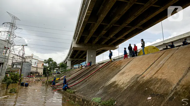 FOTO: Aksi Pemadam Kebakaran Sedot Air Banjir di Cipinang Melayu