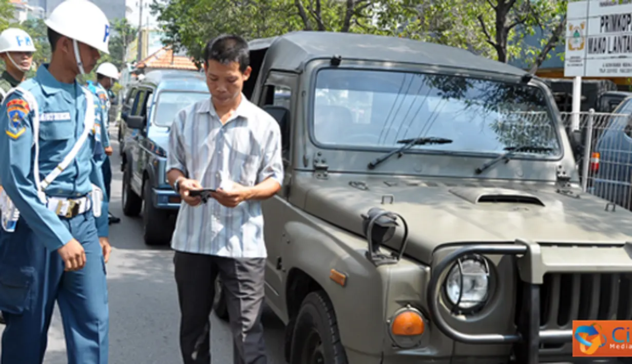 Citizen6, Surabaya: Latihan praktek yang akan berlangsung selama dua hari (14-15/6) tersebut di buka secara langsung Danpusdikpomal Kolonel Laut (PM) Syahril Bakri di lapangan apel Pusdikpomal Kodikdukum Kobangdikal, Surabaya. (Pengirim: Penkobangdikal)