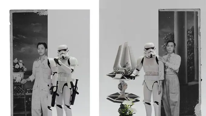 [Bintang] 9 Foto Keluarga ini Diperagakan Ulang oleh Mainan Mini, Brilian!