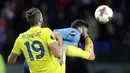 Bek BATE Borisov, Nemanja Milunovic, menendang striker Arsenal, Olivier Giroud, pada laga Liga Europa di Stadion Borisov, Kamis (28/9/2017). Arsenal menang 4-2 atas BATE Borisov. (AP/Sergei Grits)