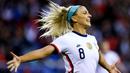 Julie Ertz merupakan pemain Chicago Red Stars di Liga Sepak Bola Putri AS. Dirinya juga merupakan pemain yang berjasa membawa Timnas Amerika Serikat menyabet trofi Piala Dunia Putri 2019. Ertz tercatat mengantongi bayaran 430 ribu dolar (Rp6,2 miliar) per tahun. (Foto: AFP/Getty Images/Mike Stobe)