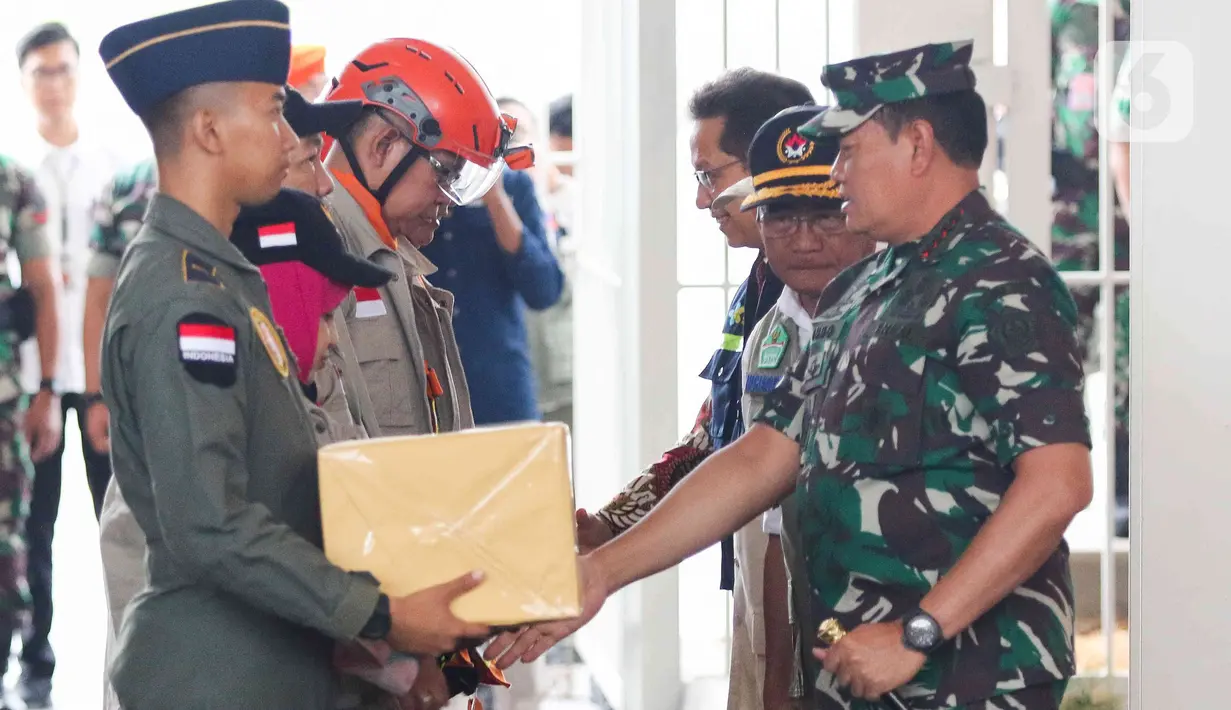Panglima TNI Laksamana TNI Yudo Margono bersama Menteri Koordinator bidang Pembangunan Manusia dan Kebudayaan (Menko PMK) Muhadjir Effendy secara simbolik melepas petugas SAR gabungan ke Turki di Lanud Halim Perdanakusuma, Jakarta, Sabtu (11/2/2023). Pemerintah mengirimkan bantuan logistik sebanyak lima ton dan personel gabungan tim pencarian dan penyelamatan (SAR) sebanyak 65 orang untuk membantu proses operasi SAR korban gempa di Turki. (Liputan6.com/Herman Zakharia)
