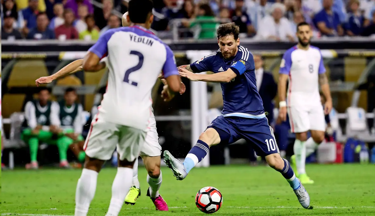 Penyerang Argentina, Lionel Messi (10) mengontrol bola dihalangi oleh bek Amerika Serikat  DeAndre Yedlin (2) pada pertandingan semifinal Copa America Centenario 2016 di Stadion NRG, (21/6). Argentina menang 4-0 atas AS. (Kevin Jairaj-USA TODAY Sports)
