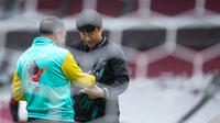 Pelatih Timnas Indonesia U-20 2023, Shin Tae-yong memasangkan sarung tangan untuk Menteri Pemuda dan Olahraga Republik Indonesia, Zainudin Amali saat ditunjuk sebagai kiper ketika acara hitung mundur 100 hari Piala Dunia U-20 2023 yang berlangsung di Stadion Utama Gelora Bung Karno (SUGBK), Jakarta, Kamis (09/02/2023). Piala Dunia U-20 2023 akan berlangsung pada 20 Mei 2023 mendatang di Indonesia. (Bola.com/Bagaskara Lazuardi)