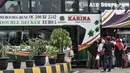 Penumpang memasukkan barang ke bagasi bus sebelum keberangkatan di Terminal Pulogebang, Jakarta, Selasa (27/10/2020). Memasuki libur panjang, jumlah penumpang bus antarkota antarprovinsi (AKAP) di Terminal Pulogebang tujuan Jawa dan Sumatera mengalami peningkatan. (merdeka.com/Iqbal S. Nugroho)