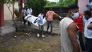 Petugas kesehatan membawa jenazah korban banjir bandang untuk dikremasi di luar kamar jenazah di distrik Chitwan, Nepal, Senin, 31 Agustus 2026. (AFP/ Prakash Mathema)