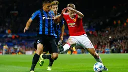 Gelandang MU Adnan Januzaj (kanan) beraksi melewati hadangan bek Club Brugge Oscar Duarte dalam pertandingan kualifikasi UEFA Champions League di Old Trafford, Manchester , Inggris, Selasa (18/8/2015). MU menang dengan dkor 3 – 1. (Reuters/Darren Staples)