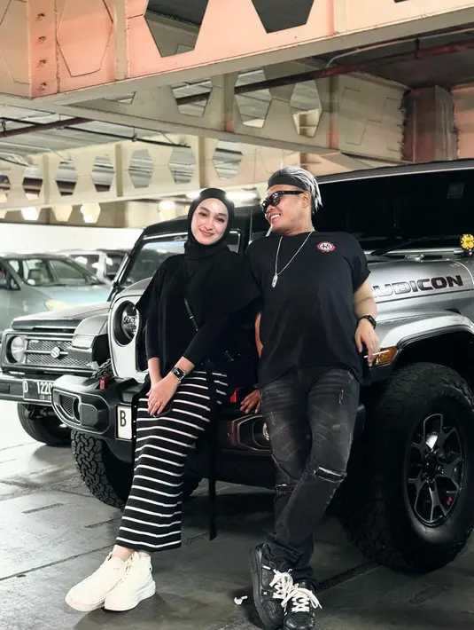 Sosok Santyka terlihat elegan bersanding dengan Sule saat di depan mobil keluaran Jeep ini. Ia banyak dipuji cocok menjadi istri Sule. (Liputan6.com/IG/@ferdinan_sule)