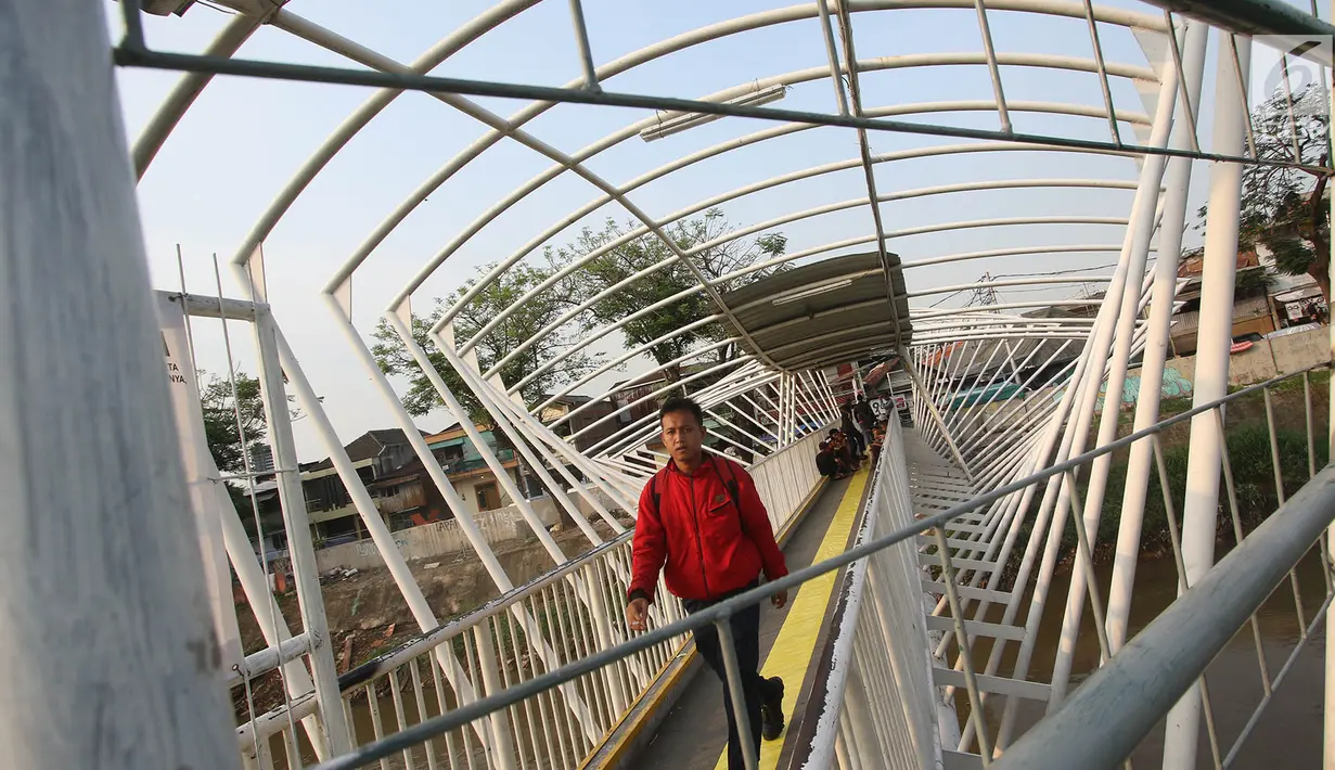 Pejalan kaki melintasi Jembatan Penyeberangan Orang (JPO) Jayakarta di Jakarta, Rabu (25/10). Untuk menjaga keamanan dan mencegah tawuran, warga memberlakukan jam buka tutup pada JPO tersebut. (Liputan6.com/Immanuel Antonius)