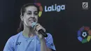 Pebulu tangkis Spanyol peringkat ke 4 dunia tunggal wanita, Carolina Marin memberikan keterangan pers di Jakarta, Minggu (11/6). Kedatangannya sebagai upaya meningkatkan visibilitas dan profil 64 federasi olahraga Spanyol. (Liputan6.com/Yoppy Renato)