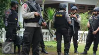 Petugas kepolisian Brimob Polda Metro Jaya mengerahkan anjing pelacak serta menyisir area tempat kejadian perkara (TKP) penggerebekan terduga teroris di setu, Tangerang Selatan, Banten, Rabu (21/12). (Liputan6.com/Helmi Affandi)