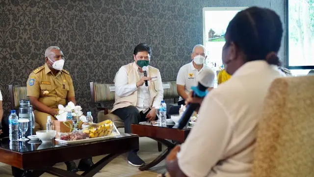 Menteri Koordinator Bidang Perekonomian Airlangga Hartarto dalam acara Temu Alumni Program Kartu Pekerja di Kota Sorong, Jumat (3/9/2021).