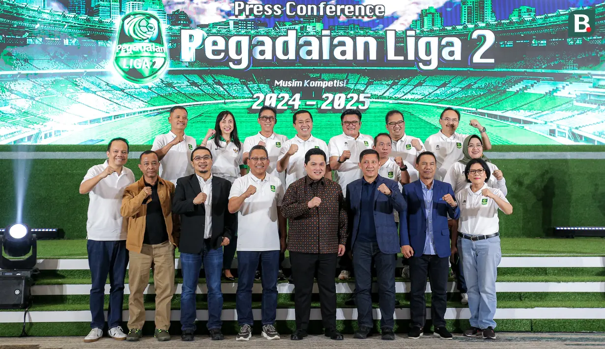 <p>Ketua umum PSSI, Erick Thohir (tengah kanan), Direktur utama PT Pegadaian Damar Latri Setiawan (tengah kiri), Direktur utama PT LIB Ferry Paulus (ketiga kanan), dan Deputy Director Origramming Indosiar Ekin Gabriel Surbakty (kiri) berfoto bersama saat konferensi pers Pegadaian Liga 2 2024/2025 yang berlangsung di The Gade Tower, Senen, Jakarta, Selasa (03/09/2024). (Bola.com/Bagaskara Lazuardi)</p>