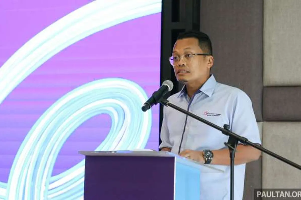 Nik Nazmi, Menteri Sumber Daya Alam dan Kelestarian Lingkungan Malaysia di pembukaan Gentari EV charging hub, Bangi Golf Resort. (Paultan)