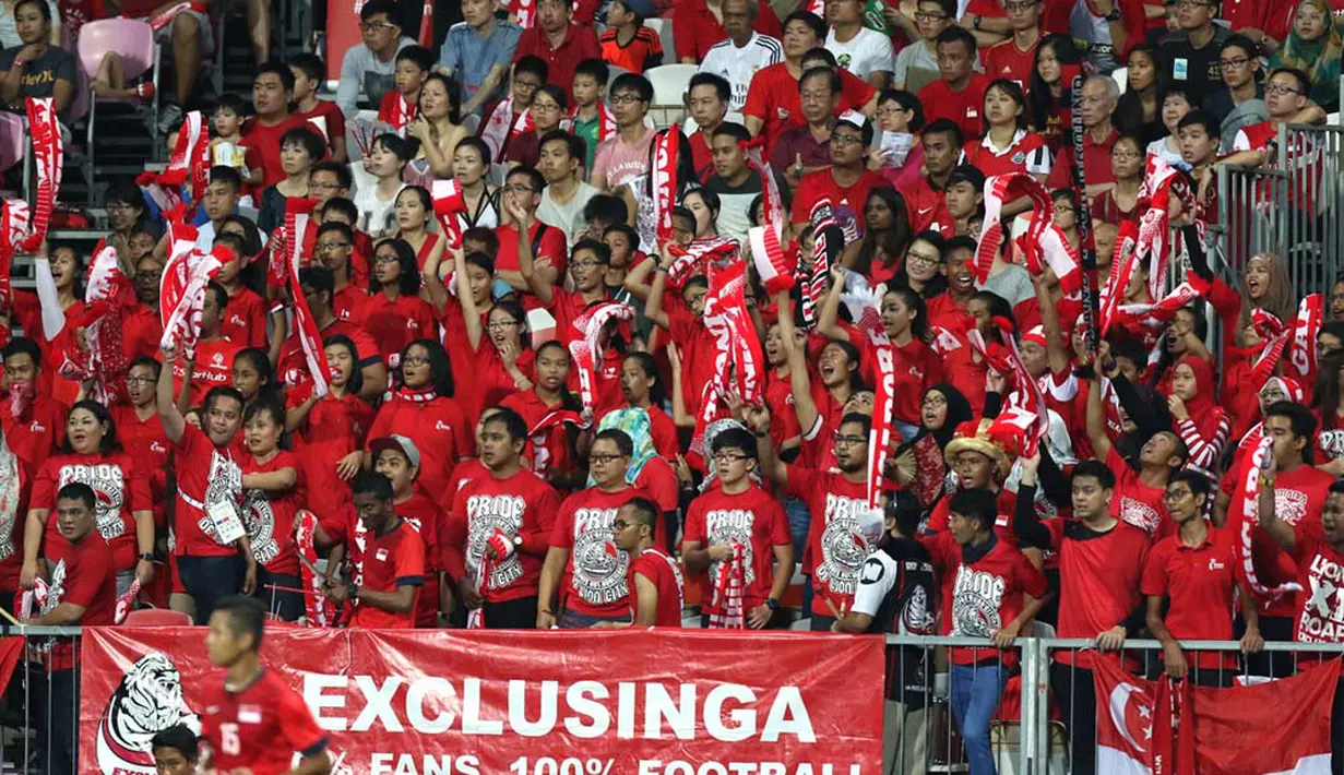 Suporter Singapura mendukung penuh tim negaranya. (Bola.com/Arief Bagus)