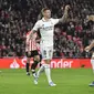 Toni Kroos dari Real Madrid, tengah, merayakan dengan Karim Benzema setelah mencetak gol kedua timnya selama pertandingan sepak bola La Liga Spanyol antara Athletic Club Bilbao dan Real Madrid di stadion San Mames di Bilbao, Spanyol, Minggu, 22 Januari 2023. ( Foto AP/Alvaro Barrientos)