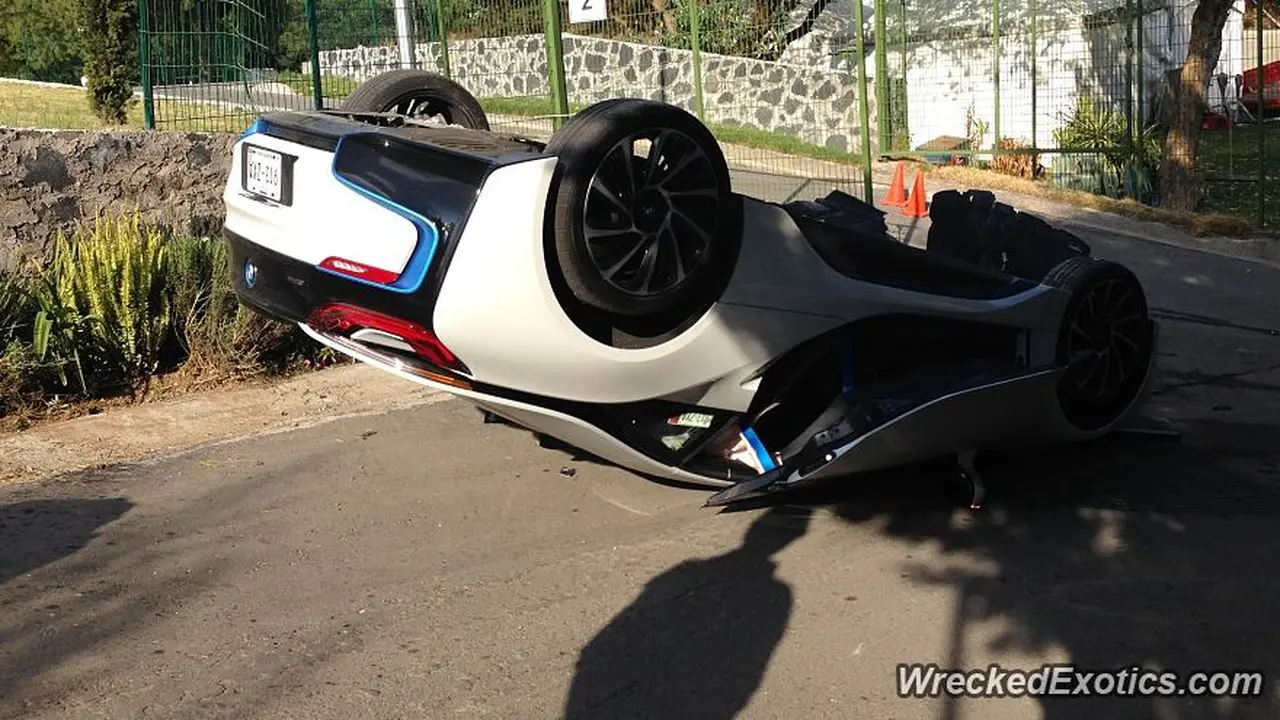 BMW i8 Terbalik