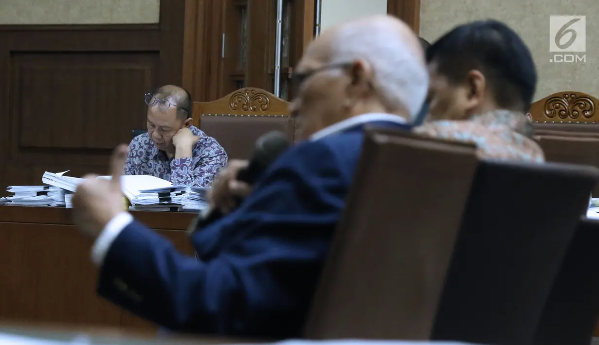 Terdakwa korupsi penerbitan SKL BLBI, Syafruddin Arsyad Temenggung (kiri) saat sidang lanjutan di Pengadilan Tipikor, Jakarta, Senin (16/7). Mantan Menko Perekonomian Dorodjatun Kuntjoro-Jakti bersaksi di sidang kali ini. (Liputan6.com/Helmi Fithriansyah)