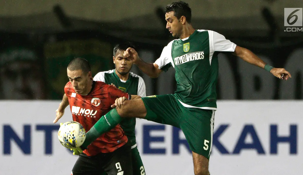 Striker Perseru Serui, Turkovic Nedo, berebut bola dengan bek Persebaya Surabaya, Otavio Dutra, pada laga Piala Presiden 2019 di Stadion Si Jalak Harupat, Bandung, Sabtu (2/3). Persebaya menang 3-2 atas Perseru. (Bola.com/Yoppy Renato)