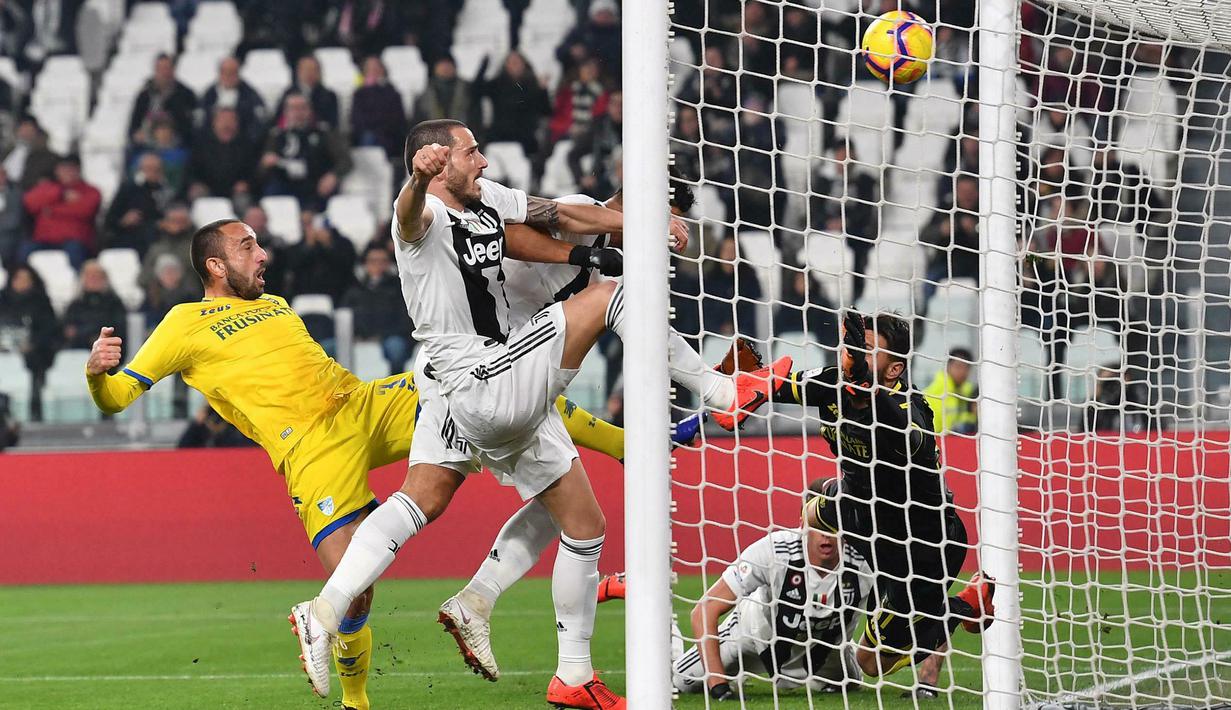 Bek Juventus, Leonardo Bonucci, membobol gawang Frosinone pada laga Serie A di Stadion Allianz, Turin, Jumat (15/2). Juventus menang 3-0 atas Frosinone. (AP/Alessandro Di Marco)