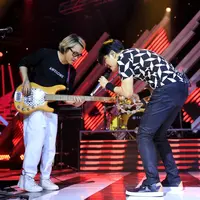Aksi Gigi langsung menyulut andrenalin para penonton yang memenuhi area konser The Biggest Concert Super Band. Aksi Armand CS itu sukses membakar semangat para penonton yang memadati arena. (Adrian Putra/Bintang.com)