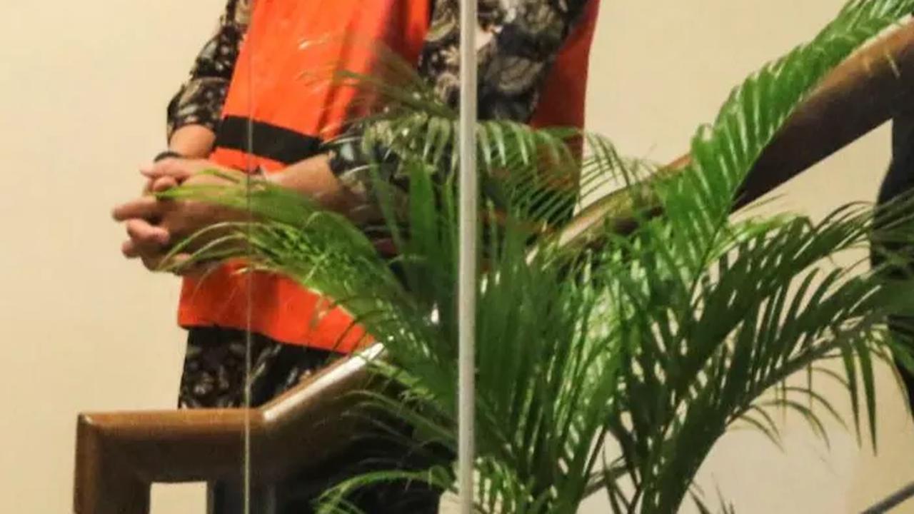 Penyalahgunaan kekuasaan yang dimaksud memaksa memberikan sesuatu untuk proses lelang jabatan, termasuk ikut serta dalam pengadaan barang dan jasa yang disertai penerimaan gratifikasi di lingkungan Kementan.