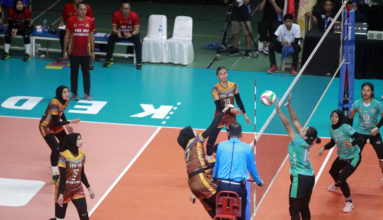 Pebola voli TNI AU, Nety (tiga kiri) memukul bola yang berusaha dihalau oleh pebola voli TNI AL dalam pertandingan Final Four Livoli Divisi Utama di GOR Jayabaya, Kota Kediri, Jawa Timur, Rabu (6/12/2023). (Dok. PBVSI)