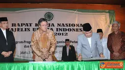 Citizen6, Pondok Gede: Menag Suryadarma Ali menyaksikan Sekjen KKP Gellwynn Jusuf dan Wakil Ketua MUI Din Syamsuddin, saat menandatangani MOU di Asrama Haji Pondok Gede, Jakarta pada, Sabtu (1/9). (Pengirim: Efrimal Bahri)